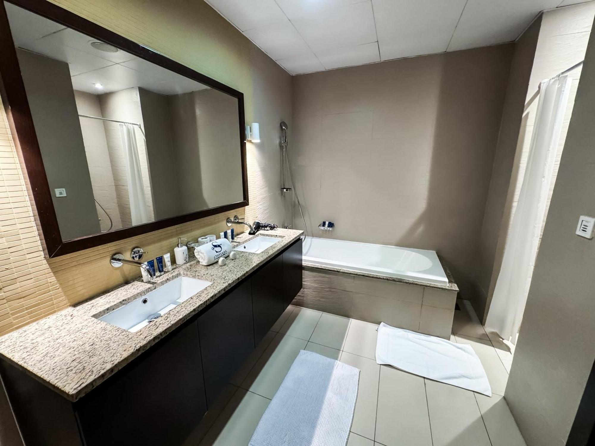 Modern Beachfront 1Br Apartment - Tiara Residence Dubai Buitenkant foto